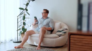 Elinde kahve fincanı olan orta yaşlı bir adam telefon arama verilerini kullanarak kanepeye oturur, çocukları iyi bir baba ya da eğlence olarak yetiştirir. İşadamı teknolojiyi kolaylık için kullanır. Uyumsuzluk.