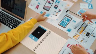 Mobil uygulama ya da web sitesi için kullanıcı arayüzü prototipi planlayan şirket çalışanlarının panorama videosu. UX UI tasarım beyin fırtınası kullanıcı dostu arayüz planı tasarlıyor. Sinerjik