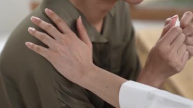 Destekleyici ve rahatlatıcı eller depresif hastayı neşelendiriyor ya da empati kurarak stres yapıyor. Psikolog, Vivancy Kliniği 'nde stresli ve üzgün bir hastaya güven veriyor..