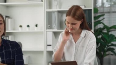 Mutlu hasta ve psikolog klinikte olumlu duygularla zihinsel sağlık sohbetlerini paylaşırken aynı zamanda klinikteki psikologlara başarılı bir iş ve hayatı açıklıyorlar.
