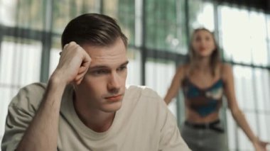 Aile krizi ve çift sorunu, finansal problemden kaynaklanan stresli durum, zihinsel sağlık sorunu, ya da sadakatsizlik. Evlilik hayatındaki hayal kırıklıkları ve hüsranlar depresyona ve boşanmaya yol açıyor. Düzenle
