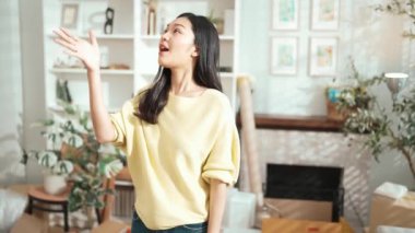 Anahtarı elinde tutan genç girişimci, merkez büroda dikilirken. Küçük işletmeleri yönetmek ya da başlamak için anahtarı taşırken kameraya özgüvenle bakan mutlu kadın satıcı. Myrmidon.