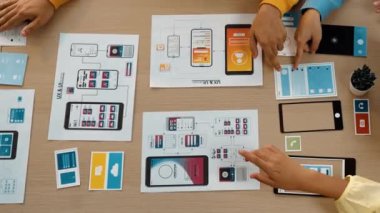 Mobil uygulama ya da web sitesi için kullanıcı arayüzü prototipi planlayan şirket çalışanlarının en iyi görünüm videosu. UX UI tasarımcı beyin fırtınası kullanıcı dostu arayüz planı. Sinerjik