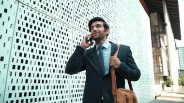 İş adamı telefonla ve neşeyle dans ederek müdürle konuşuyor. Yatırımcı iyi haberler alır, terfi alır, telefondan başarılı bir iş bulur ve aşırı sevinç hisseder. Sevinçli..