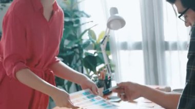 Yetenekli beyaz iş kadını çeşitli yatırımcılara tema rengini sunuyor. Çok kültürlü insanlar toplantı masasında otururken ürünün rengini belirlemek için plan yapıyor ve karar veriyorlar. Sempozyum.