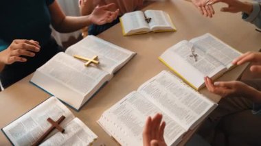 Hristiyan katolik takipçilerle dinsel bağlılık ve maneviyat duygusu doludur. Ağır çekimde Hıristiyan insanlar birlikte dua ederken el ele tutuşup grup duası yapıyorlar. Filizlenen