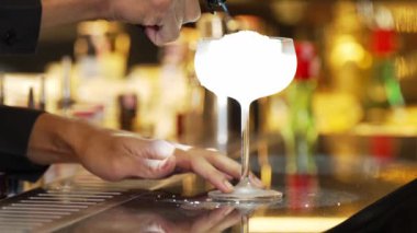 Gece kulübündeki lüks tezgah barda barmenin şeker sunumuna ateş yaktığı votka kokteyli. Gece hayatı karışımı sergilenen özel bir içecek Bokeh 'i sıcak ışığa davet ediyor. Vinosity.