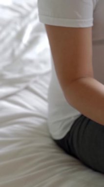 Hamile bir kadın, çocuğuna bakarken yatak odasında yoga egzersizi yapıyor. Hamile karnında bebek tutan mutlu, genç bir anne. Doğum öncesi bakım ve hamilelik.