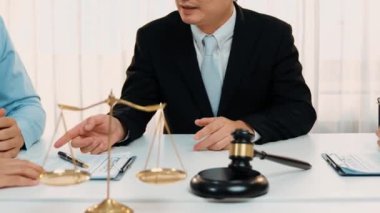 Avukat, hukuk bürosunda pazarlık yoluyla iş anlaşmazlığını çözmek için iki taraf arasında uzlaşma teklif ediyor. Yasal arabuluculuk ve çatışma çözme servisi. Ağır çekim. Katı.