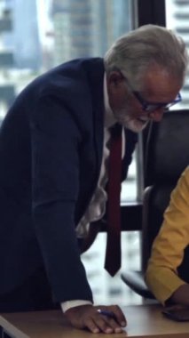 Üst düzey yönetici modern ofisteki genç kadın çalışana tavsiyelerde bulunuyor. Liderlik ve eğitim kavramı.