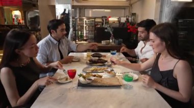 Grup arkadaşı ya da çift, özel ızgara et ve çıtır balık yemeğinin tadını çıkarıyorlar. Lezzetli restoran şenlik yemekleri atmosferinde eşsiz şef sofra deneyimi sunuyorlar. Vinosity.