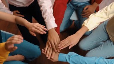 Girişimci şirket çalışanlarının el ele tutuşması başarılı bir iş ortaklığı grubunu ve panoramik videoda toplumsal iş yerinde güçlü bir birlik takım çalışmasını sembolize ediyor. Sinerjik