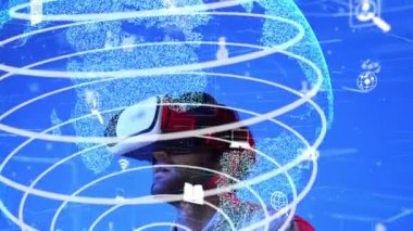 Heyecanlı adam sanal gerçeklik gözlüğü kullanarak küresel bağlantı hologramına bakıyor. Yetenekli yatırımcılar küresel iletişimi ve ağ bağlantısı hologramını inceliyor. Teknoloji. Aygıt.