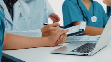 Hastane masasında birlikte çalışan ve tıbbi tedavi ya da sağlık hizmeti planlayan profesyonel bir grup. Takım çalışması başarılı hastalıklara ve hastalıklara yol açar. Ağır çekim. Katı.