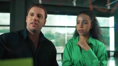 Yetenekli işadamı pazarlama fikrini cam duvardaki proje yöneticisine sundu. Yönetici projeyi yatırımcıya açıklıyor. Zeki iş adamları birlikte çalışıyor, beyin fırtınası yapıyorlar. Yönlendirici.