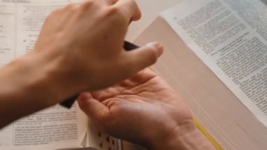 Yavaş çekimde kutsal haçı diğerine teslim etmek Katolik inancı dönüşümünün bir göstergesidir. Hristiyan takipçi diğerini dönüştürüyor. Aşkın ve fedakârlığın sembolü olarak haç ve İncil 'i veriyor. Filizlenen