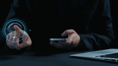 İş adamı siber güvenliğin özünü keşfeder. Siber koruma yöntemlerini, tehditleri derinlemesine araştır ve siber güvenlik duruşunu güçlendir. Siber güvenlik çağında UUID 'de gezinmek için gerekli