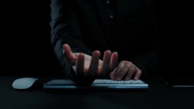 Yapay zeka mühendisliği, büyük veri ve yapay zeka makinesi kavramında yapay zeka beyin işlemcisiyle iş desteği için üretken yapay zeka kullanmayı öğrenen insan etkileşimi. Kullanıcı Kimliği