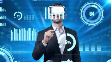 Profesyonel yatırımcı pazarlama fikrini sunarken finansal verilere işaret ediyor. Yetenekli proje yöneticisi pazarlama fikrini ve finansal planını kontrol edip paylaşıyor. Teknoloji yeniliği. Aygıt.