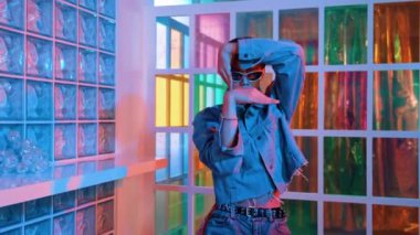 Mutlu dansçı ellerini hip hop müziğine uzatıyor ve gece kulübünde duruyor. Çılgın attartif performans sanatçısı, parti programında modern ayak adımlarını ve ışık veya neon tema ile kafiyeli komik bir kafiye sergiledi. Mutluluk.