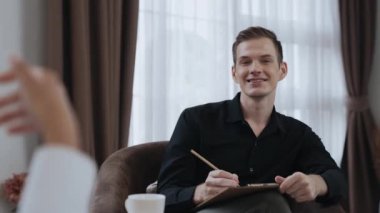 Psikolojik konsültasyon zihinsel problemde iyileşme kaydediyor, genç hasta terapi seansında, psikiyatrist de akıl hastalıkları konusunda tanı koyuyor. Zihinsel tedavi seansı. Düzenle