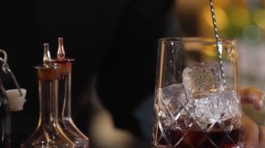 Yakın plan el yapımı barmen karışımı. Alkol likörü ve şurup karışımı. Bardak tatma karışımı. Gece hayatı karışımının sergilendiği özel bir içecek. Vinosity.