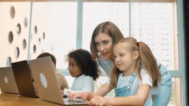 Akıllı öğrenci, öğretmen STEM teknoloji sınıfındaki ekran ve kontrol sistemine bakarken başarılı projeyi kutluyor. Çeşitli programlama mühendislik kodları ya da kodlama komutları. Etkinlik.