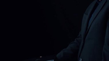 İş adamı siber güvenliğin özünü keşfeder. Siber koruma yöntemlerini, tehditleri derinlemesine araştır ve siber güvenlik duruşunu güçlendir. Siber güvenlik çağında UUID 'de gezinmek için gerekli