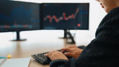 Hisse senedi borsası pazarlamasını analiz eden yavaş çekim şirketindeki yatırımcılar, kayıp için mum bar fiyatını analiz eden monitörlere bakıyor ve kazanç ve kâr elde ediyor. Filizlenen