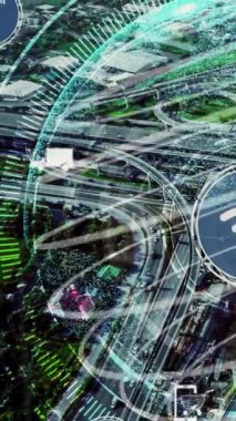 Yeni şehir yolunda gelecek araba trafiği için akıllı ulaşım teknolojisi kavramı. Sanal akıllı sistem, şehir sokaklarındaki araç verilerini birbirine bağlamak için dijital bilgi analizi yapıyor .