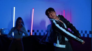 Kameranın önünde dans eden yetenekli break dansçı farklı arkadaşları pop ya da hip hop müziği dinlemek için arkada dans ediyor. Çekici performans ekibi kameraya doğru hareketli hareketler sergiliyor. Mutluluk.