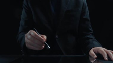 İş adamı siber güvenliğin özünü keşfeder. Siber koruma yöntemlerini, tehditleri derinlemesine araştır ve siber güvenlik duruşunu güçlendir. Siber güvenlik çağında UUID 'de gezinmek için gerekli