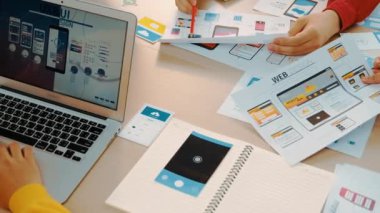 Mobil uygulama ya da web sitesi için kullanıcı arayüzü prototipi planlayan şirket çalışanlarının panorama videosu. UX UI tasarım beyin fırtınası kullanıcı dostu arayüz planı tasarlıyor. Sinerjik