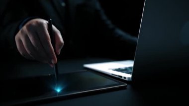 İş adamı iş büyümesi için ölçümleri değerlendirir, genişleme hedefleri koyar. İnovasyon ve strateji 2025 yoluyla sürekli iş büyümesini teşvik etme hakkında görüşler. Kullanıcı Kimliği