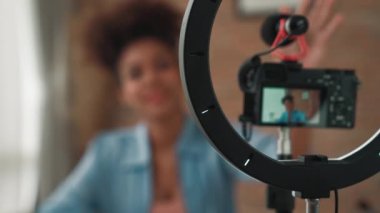 Kamera görüntüsü, kadın nüfuzlu kaydedici canlı yayın video görüntüsü, makyaj, sosyal medya ya da blog. Çevrimiçi pazarlama yayını için kozmetik stüdyo ışıklandırması olan kız.
