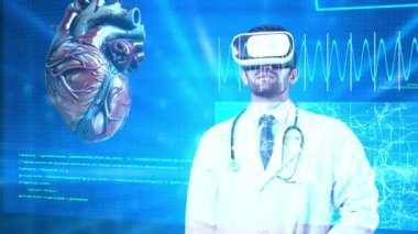 Profesyonel doktor kalp hologramının başında duruyor ve sanal gerçeklik gözlüğü kullanarak insanlarla iletişim kurarken kalp teşhisi hakkında konuşuyor. Tıbbi veriler hakkında bilgi paylaşan yetenekli bir tıp çalışanı. Aygıt.