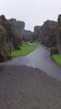 İzlanda 'daki eşsiz Fjadrargljufur manzarası. En iyi turizm beldesi. Fjadrargljufur Kanyonu 100 metre derinliğinde ve yaklaşık 2 kilometre uzunluğunda İzlanda 'nın güneydoğusunda yer alan büyük bir kanyondur..