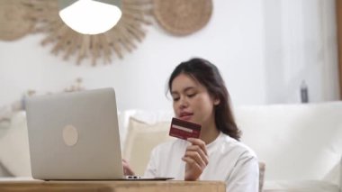 Kadın alışverişi ya da internet pazarında online ödeme modern yaşam tarzı için satılık eşyalar arıyor ve canlı siber güvenlik yazılımı tarafından korunan cüzdandan çevrimiçi ödeme için kredi kartı kullanıyor
