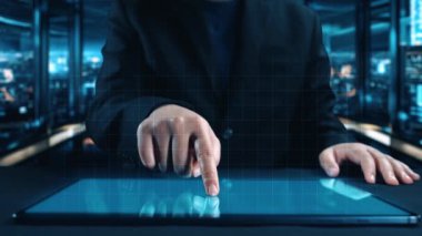 İş adamı iş büyümesi için ölçümleri değerlendirir, genişleme hedefleri koyar. İnovasyon ve strateji 2025 yoluyla sürekli iş büyümesini teşvik etme hakkında görüşler. Kullanıcı Kimliği