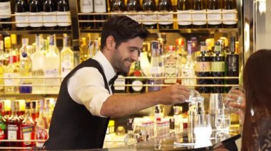 Cama soda veya tonik dolduran zeki barmen, hoş geldin içkisi olarak arkadaşlarıyla içki içmek ve ilk izlenim profesyonelliği ile karşılamak için bardaki müşteriye servis yapıyor. Vinosity.