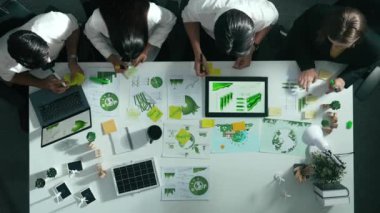 Yönetici yöneticisinin üst görünümü toplantılarda tablet temiz enerji gösterir. İş adamlarının sürdürülebilir çevre yatırımlarını planlamak ve yatırım yapmak için birlikte çalıştıklarına dair havadan bir bakış açısı. Hizalama.