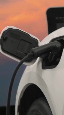 Elektrik şarj eden batarya enerjisi doğrudan elektrik jeneratörü, yel değirmeni ve rüzgar türbini çiftliği tarafından sağlanıyor. Temiz enerji konseptiyle çalışan yenilikçi EV araba.