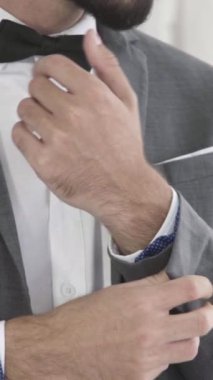 Resmi takım elbiseli bir adam ya da damadın soyunma odasında giyinmesi işe, nişan törenine ya da düğün törenine hazırlanması..