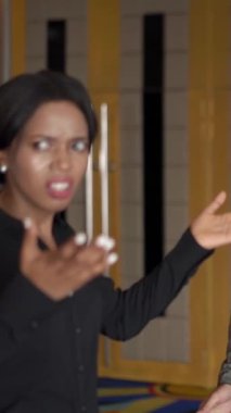 Takım elbiseli bir adam robot gibi dans ediyor ve gece kulübünde kadınları sinir ediyor..