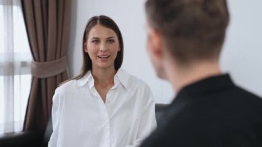 Psikolojik konsültasyon zihinsel problemde iyileşme kaydediyor, genç hasta terapi seansında, psikiyatrist de akıl hastalıkları konusunda tanı koyuyor. Zihinsel tedavi seansı. Düzenle