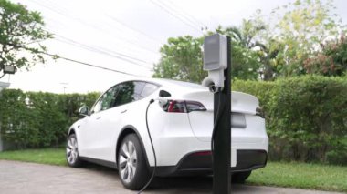 Elektrikli taşıt teknolojisi konut alanı ya da EV akü şarjı için ev şarj istasyonu olarak kullanılır. Gelecekteki çevre için temiz ve sürdürülebilir enerji ile çevre dostu ulaşım. Titiz