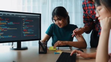 Yavaş çekim arkası yazılım geliştirici mühendisi bilgisayar programlama için birlikte çalışarak hata ayıklama kodunu çözüyor, ofiste monitörde karmaşık algoritmaları çözüyor. Filizlenen