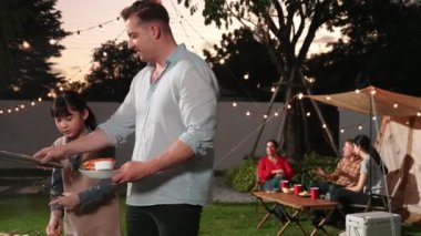 Aile birlikte bahçede kamp kurar, baba ve kız aile bireyleri için ızgara yapar. Doğayla iç içe olmak için açık hava kamp aktiviteleri ve genç nesil çapraz kuşaklarla zaman geçirmek için. Uyumsuzluk.