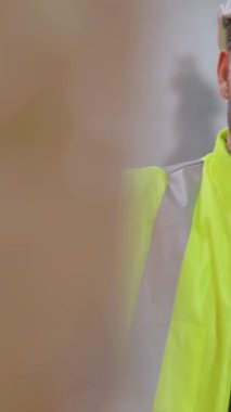 Profesyonel kargo işçisi başka bir işçiyle bağlantı kurmak için telsizle konuşuyor. Fabrika ve depo iletişim konsepti .