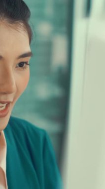 Ofiste çalışan kulaklık takan iş adamları. Arama merkezi, tele pazarlama, müşteri destek acentesi telefon görüşmesinde hizmet sunar.